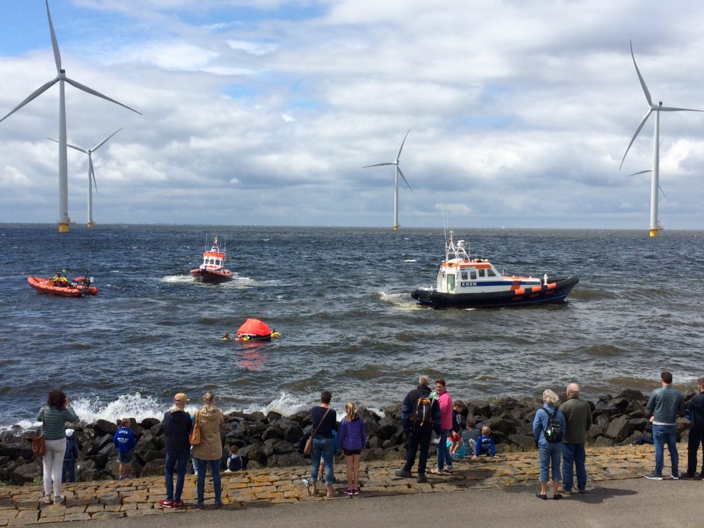 Windturbines op zee gecombineerd met floating solar