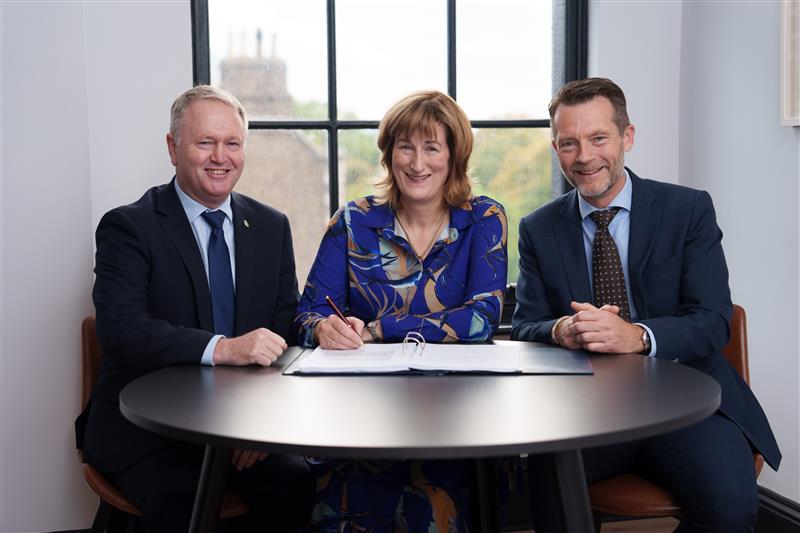 Windturbines op zee gecombineerd met floating solar